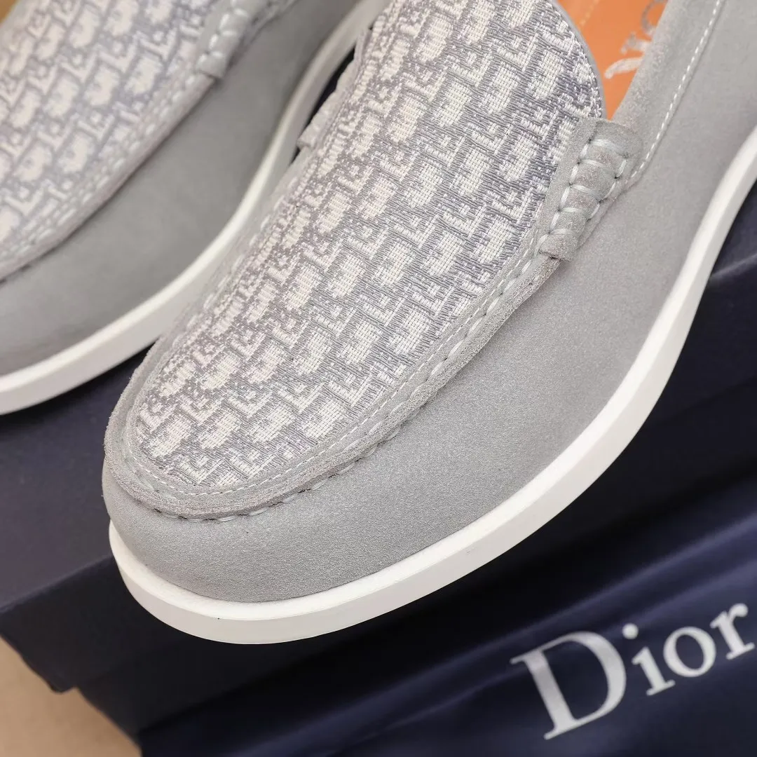 Men's Men's Shoes 💰400 [New Style] 🏍️🏍️Dior - This Dior Granville loafer is a casual dress shoe. Crafted from luxuriously soft beige suede, it features a beige Oblique print panel on the upper. The lightweight cream-white rubber sole is more sophisticated. The Dior Oblique pattern is engraved on the outsole to enhance the style, and the Dior logo is engraved on the back side. Adds elegance to any casual look.